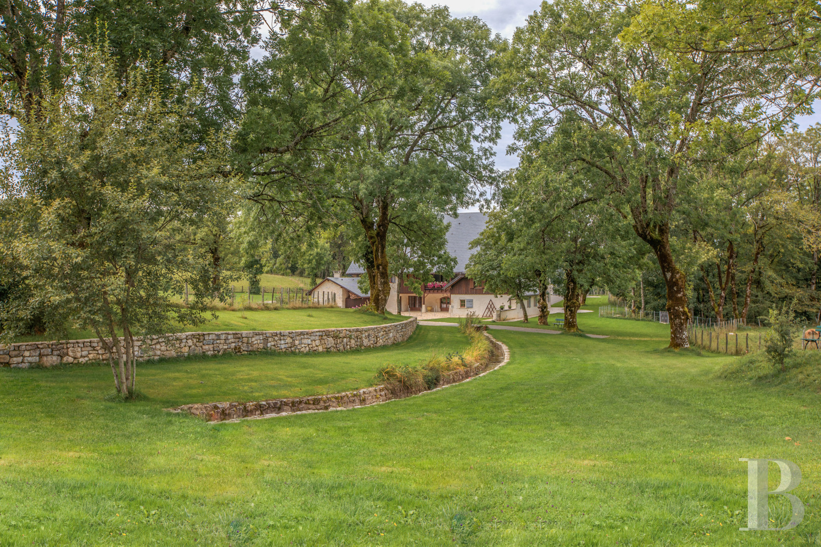 Dans le Haut-Bugey, à mi-chemin entre Lyon et Genève, une ferme abbatiale du 17e siècle transformée en une vaste et confortable demeure.  - photo  n°37